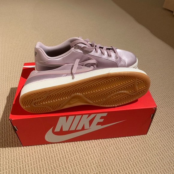 Women’s Nike Court Royal SE - Picture 3 of 5